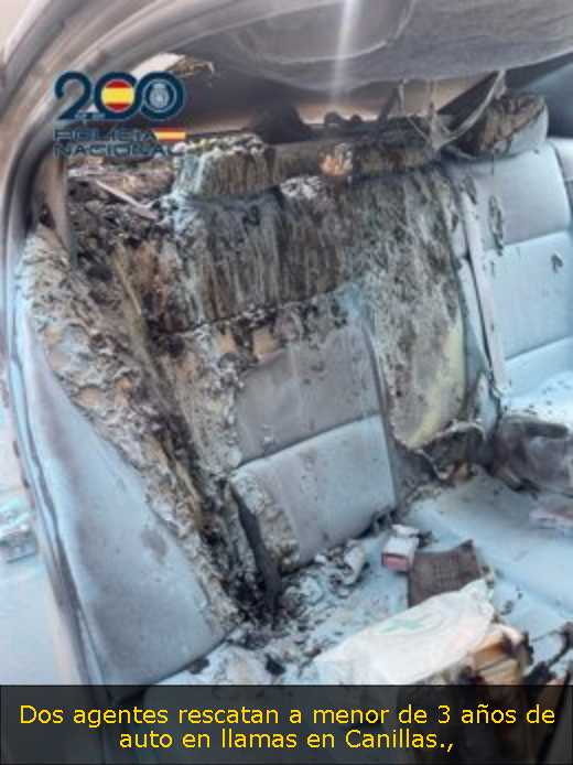 Dos agentes rescatan a menor de 3 años de auto en llamas en Canillas