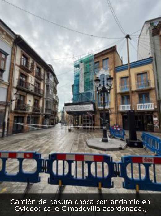 Camión de basura choca con andamio en Oviedo: calle Cimadevilla acordonada