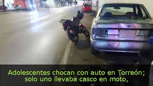 Adolescentes chocan con auto en Torreón; solo uno llevaba casco en moto
