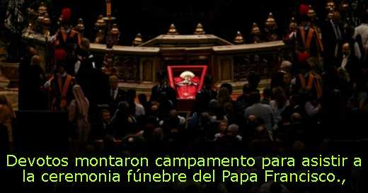 Devotos montaron campamento para asistir a la ceremonia fúnebre del Papa Francisco