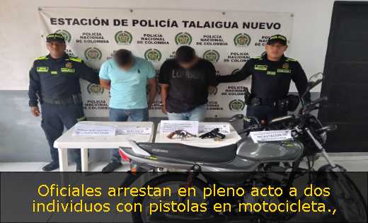 Oficiales arrestan en pleno acto a dos individuos con pistolas en motocicleta