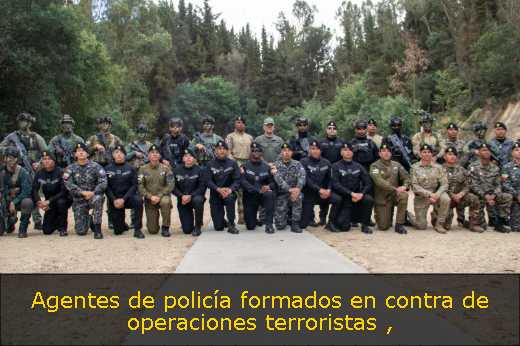 Agentes de policía formados en contra de operaciones terroristas 