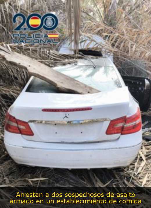 Arrestan a dos sospechosos de asalto armado en un establecimiento de comida 