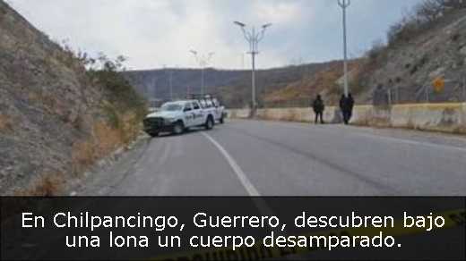 En Chilpancingo, Guerrero, descubren bajo una lona un cuerpo desamparado. 