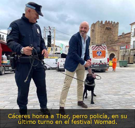 Cáceres honra a Thor, perro policía, en su último turno en el festival Womad. 