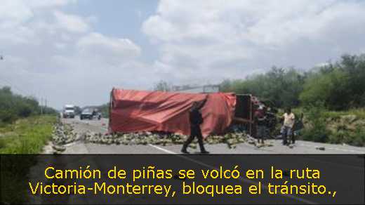 Camión de piñas se volcó en la ruta Victoria-Monterrey, bloquea el tránsito