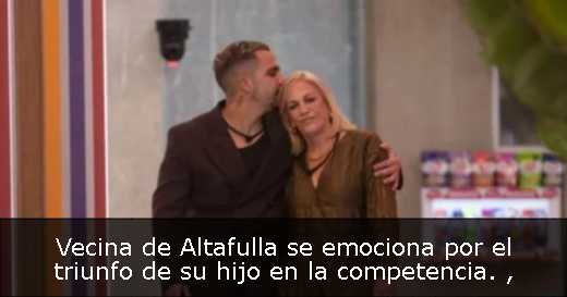 Vecina de Altafulla se emociona por el triunfo de su hijo en la competencia. 