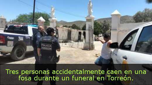 Tres personas accidentalmente caen en una fosa durante un funeral en Torreón. 