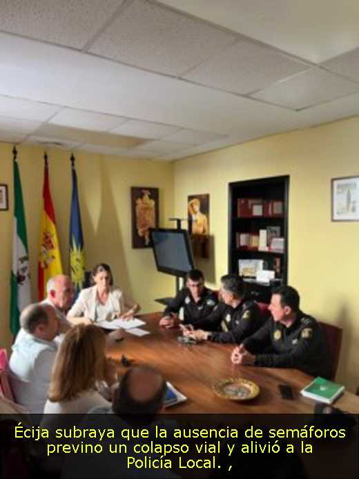 Écija subraya que la ausencia de semáforos previno un colapso vial y alivió a la Policía Local. 