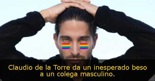 Claudio de la Torre da un inesperado beso a un colega masculino
