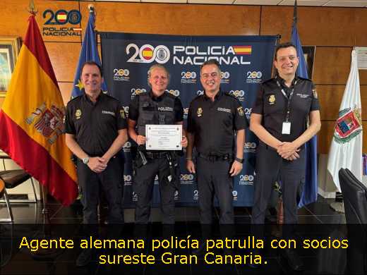 Agente alemana policía patrulla con socios sureste Gran Canaria. 