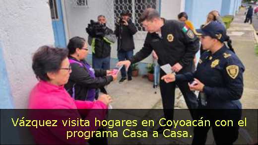 Vázquez visita hogares en Coyoacán con el programa Casa a Casa. 