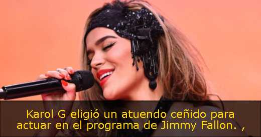 Karol G eligió un atuendo ceñido para actuar en el programa de Jimmy Fallon. 