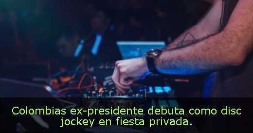 Colombias ex-presidente debuta como disc jockey en fiesta privada. 